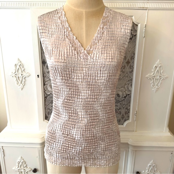 NICOLA Tops - Vintage Nicola Textured V-neck Stretch Top